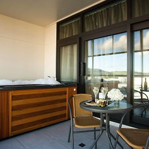 Executive One-Bedroom Apartment [Adults only]